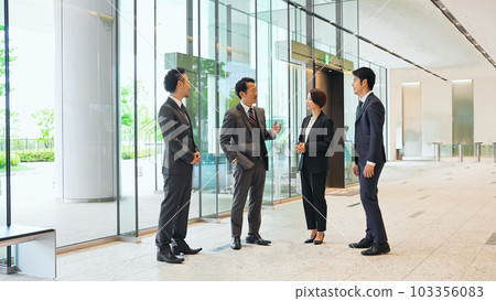 一群行政商務人士在大廳交談 103356083