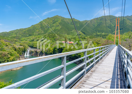 Scenery of Sukimura Land Suspension Bridge Tomamako Waterfall 103357080