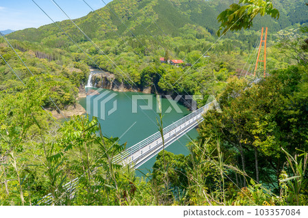 Sukimura陸上吊橋Tomamako瀑布的風景 Sukimura陸上吊橋Tomamako瀑布的風景 103357084