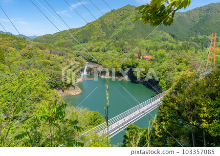 Sukimura陸上吊橋Tomamako瀑布的風景 Sukimura陸上吊橋Tomamako瀑布的風景 103357085
