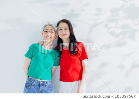 兩個60多歲的女人 兩個60多歲的女人 103357567