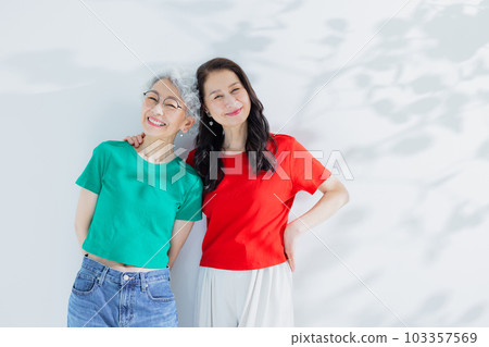 兩個60多歲的女人 兩個60多歲的女人 103357569