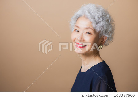 A woman with gray hair 103357600