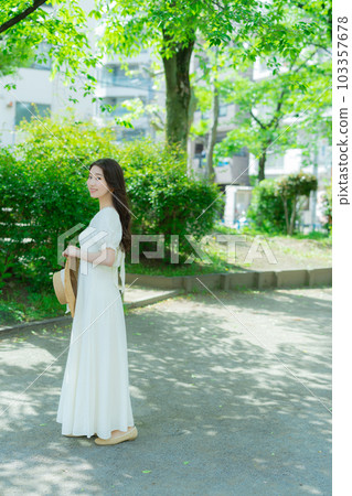 戶外長頭髮的女人 戶外長頭髮的女人 103357678