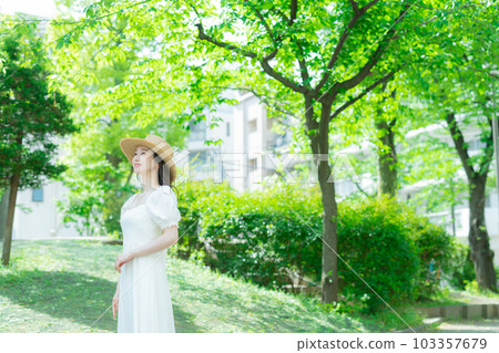 戶外長頭髮的女人 戶外長頭髮的女人 103357679