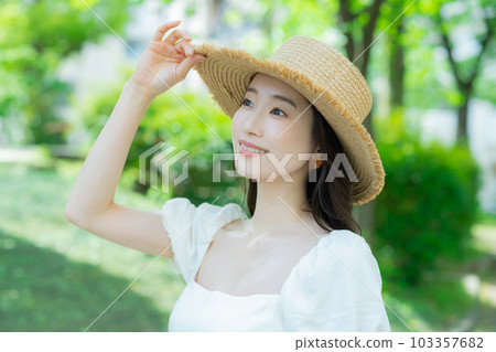 戶外長頭髮的女人 戶外長頭髮的女人 103357682