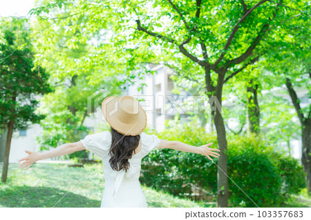 戶外長頭髮的女人 103357683