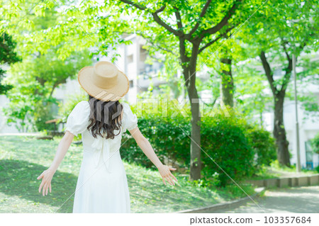 戶外長頭髮的女人 戶外長頭髮的女人 103357684