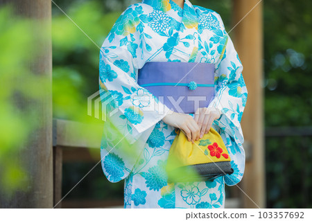 一個穿著浴衣的女人在戶外散步 103357692