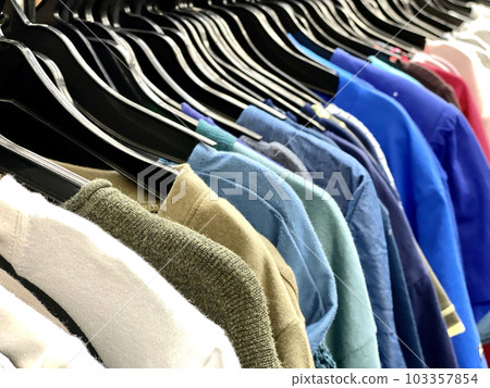 許多 T 卹安排在衣架上 103357854