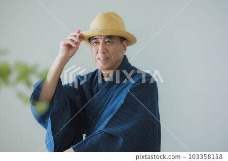 一個穿著浴衣的中年男人 一個穿著浴衣的中年男人 103358158