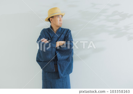 A middle-aged man in a yukata 103358163