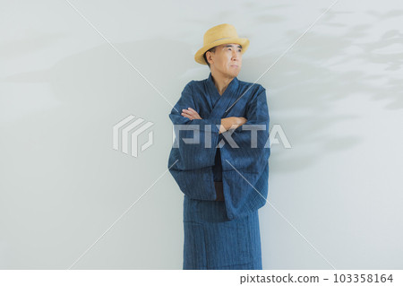 一個穿著浴衣的中年男人 103358164