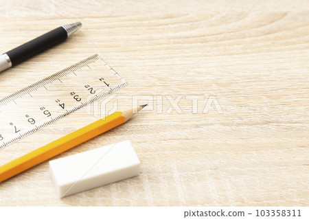 辦公桌上的文具 辦公桌上的文具 103358311