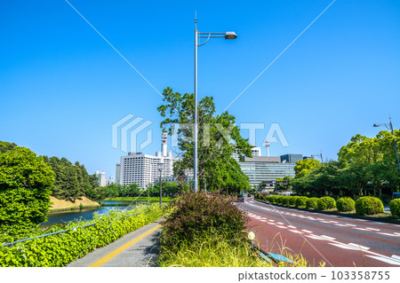 日本的東京城市景觀 初夏的一天......新鮮的綠色皇宮和內堀街的景色(後面的警視廳等)= 5月17日 日本的東京城市景觀 初夏的一天......新鮮的綠色皇宮和內堀街的景色(後面的警視廳等)= 5月17日 103358755