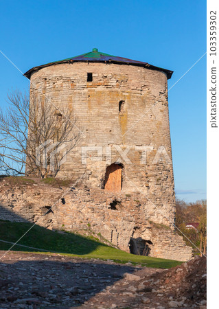 Gremyachaya Tower on a sunny day, it was built in 1525. Pskov 103359302