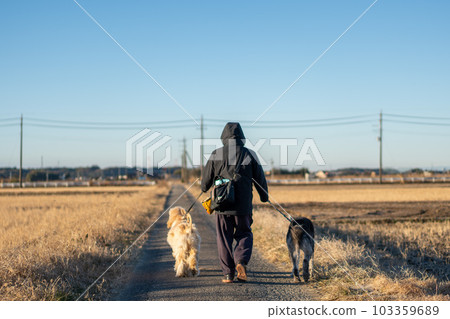 走在鄉間 103359689