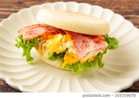 bacon egg fin sandwich 103359870
