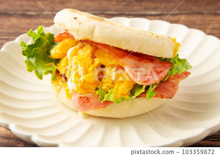 bacon egg fin sandwich 103359872