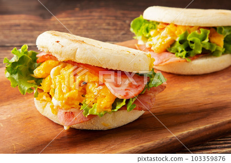 bacon egg fin sandwich 103359876
