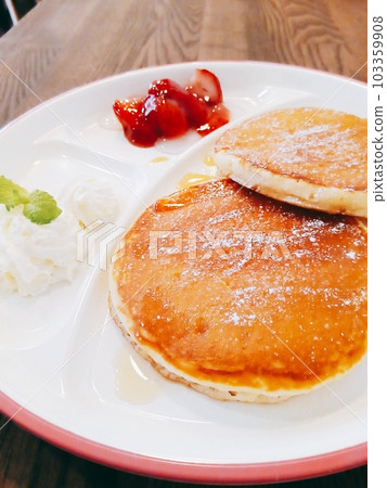 盤子裡有草莓醬、生奶油和熱蛋糕 盤子裡有草莓醬、生奶油和熱蛋糕 103359908