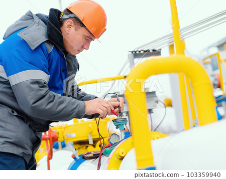 Mechanic of instrumentation and automation diagnoses sensors on the pipes of a gas distribution Mechanic of instrumentation and automation diagnoses sensors on the pipes of a gas distribution 103359940