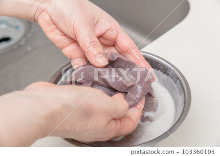 [Preparing the stir-fried pork liver with beer] 103360103
