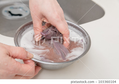 [Preparing the stir-fried pork liver with beer] 103360104