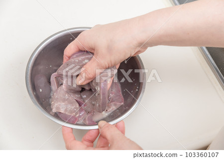 [Mix garlic and coarsely ground pepper into pork liver that has been prepared] 103360107