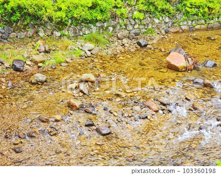 清澈透明的河流 清澈透明的河流 103360198