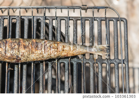 [Salted sardine grilled at the auto campsite] 103361303