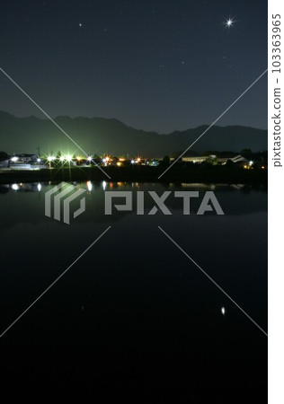 北斗市白州町金星閃耀,等待插秧的稻田倒映著傍晚的星空 北斗市白州町金星閃耀,等待插秧的稻田倒映著傍晚的星空 103363965