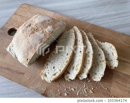 美味新鮮出爐的麵包 美味新鮮出爐的麵包 103364174