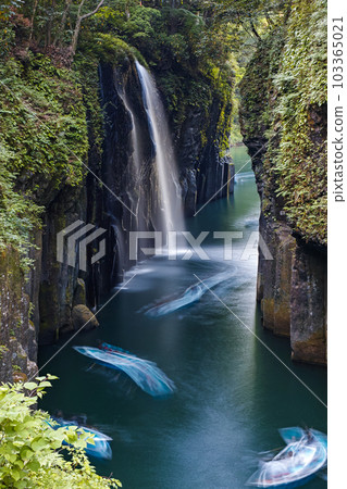 Miyazaki Prefecture / Takachiho Gorge's fresh green "Manai Falls" 103365021