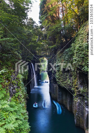 Miyazaki Prefecture / Takachiho Gorge's fresh green "Manai Falls" Miyazaki Prefecture / Takachiho Gorge's fresh green "Manai Falls" 103365034