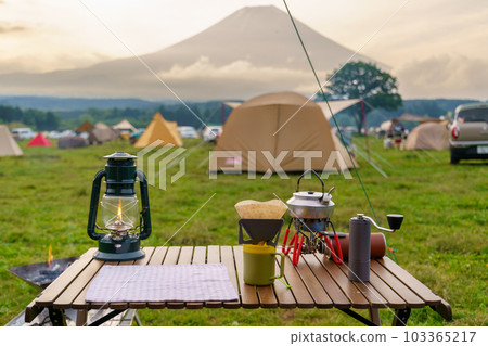 "Shizuoka Prefecture" Preparing breakfast at a campsite where you can see Mt. Fuji "Shizuoka Prefecture" Preparing breakfast at a campsite where you can see Mt. Fuji 103365217