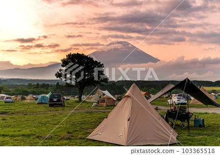 從“靜岡縣”露營地看到的日出和富士山 103365518