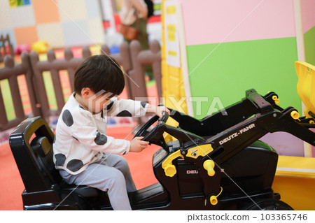 男孩玩玩具車 男孩玩玩具車 103365746
