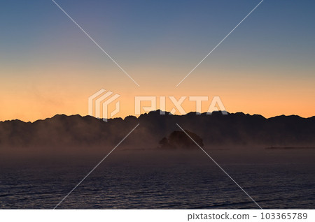 從冰見海岸橫跨海的立山山脈 從冰見海岸橫跨海的立山山脈 103365789