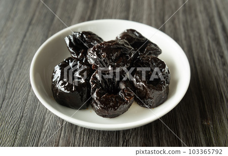 李子放在盤子裡,李子乾,水果乾 李子放在盤子裡,李子乾,水果乾 103365792