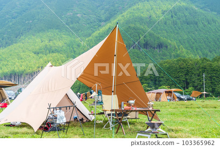 “靜岡縣”通過連接防水布和帳篷露營 “靜岡縣”通過連接防水布和帳篷露營 103365962
