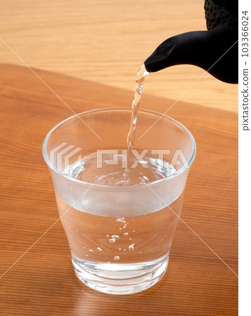 在鐵瓶中煮白水 103366024