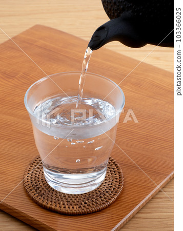 在鐵瓶中煮白水 103366025