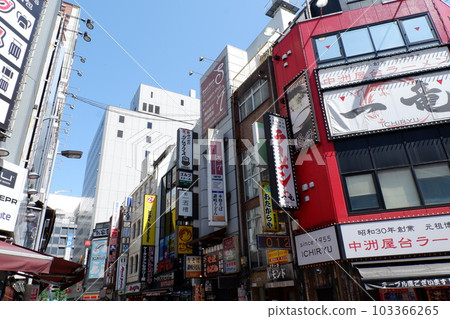 新宿西口的市中心區域 103366265