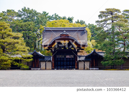 京都神社門 103366412