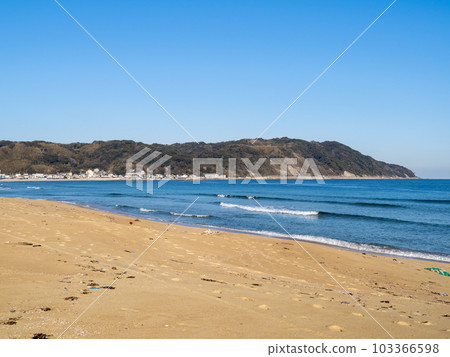 Sandy beach and Genkai Sea. The coast in Higashi Ward, Fukuoka City, Fukuoka Prefecture. Shikanoshima Island can be seen in the back of the photo. 103366598