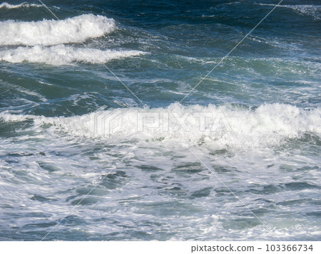 冬天波濤洶湧的大海的白浪。 103366734