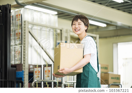 在倉庫里工作的年輕女子 103367221