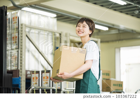 在倉庫里工作的年輕女子 103367222