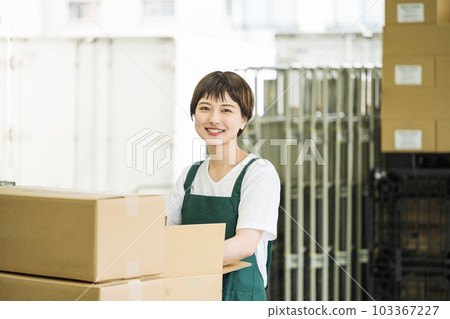 在倉庫里工作的年輕女子 103367227